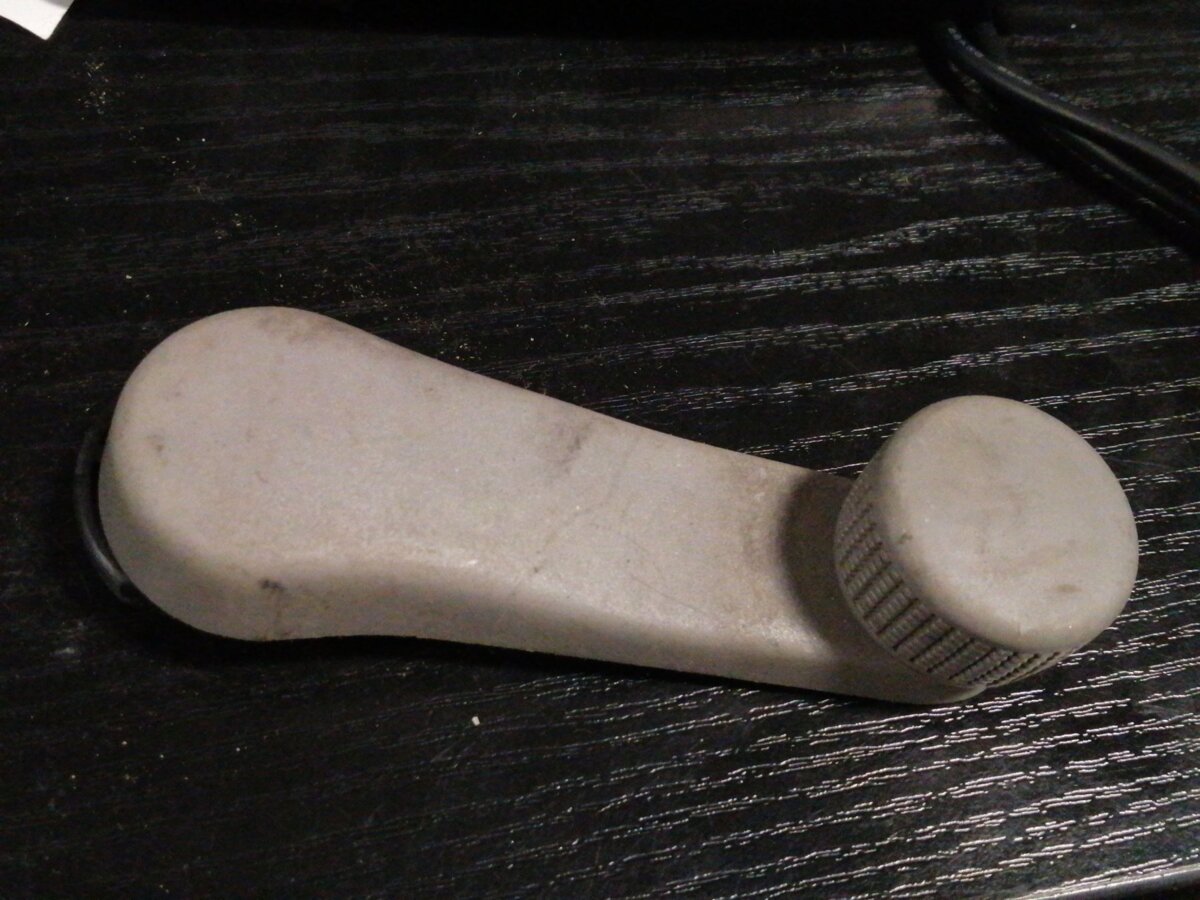 Ручка підйому скла дверей, перед Volkswagen Golf III (1991-1999) 1H0837581D