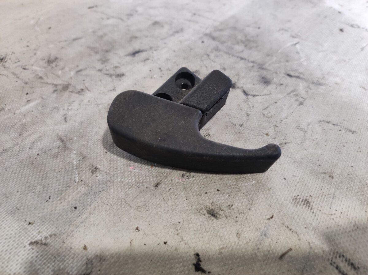 Ручка відкривання капоту Volkswagen Golf III (1991-1999) 1H1823533