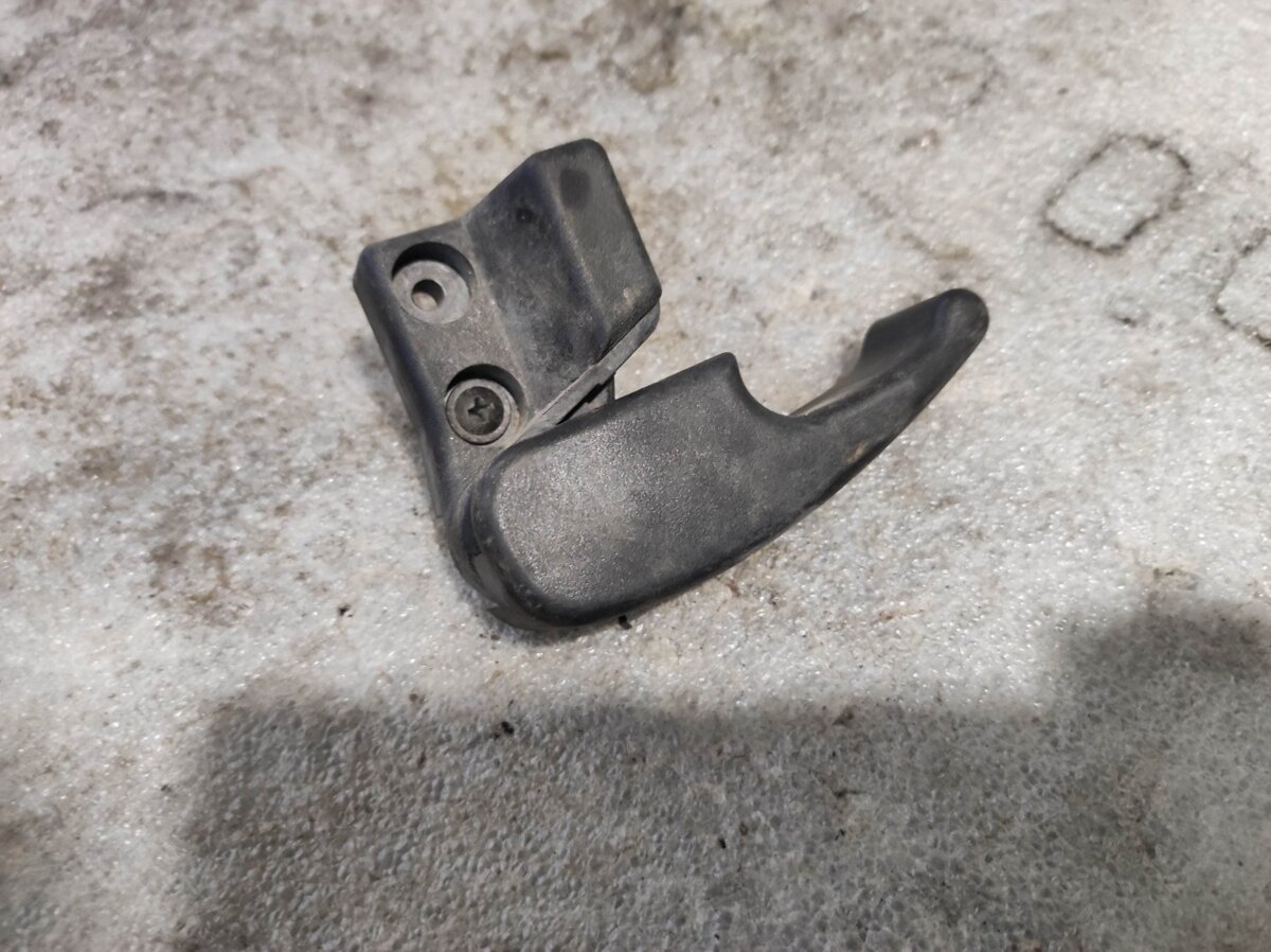 Ручка відкривання капоту Volkswagen Golf III (1991-1999) 1H1823533