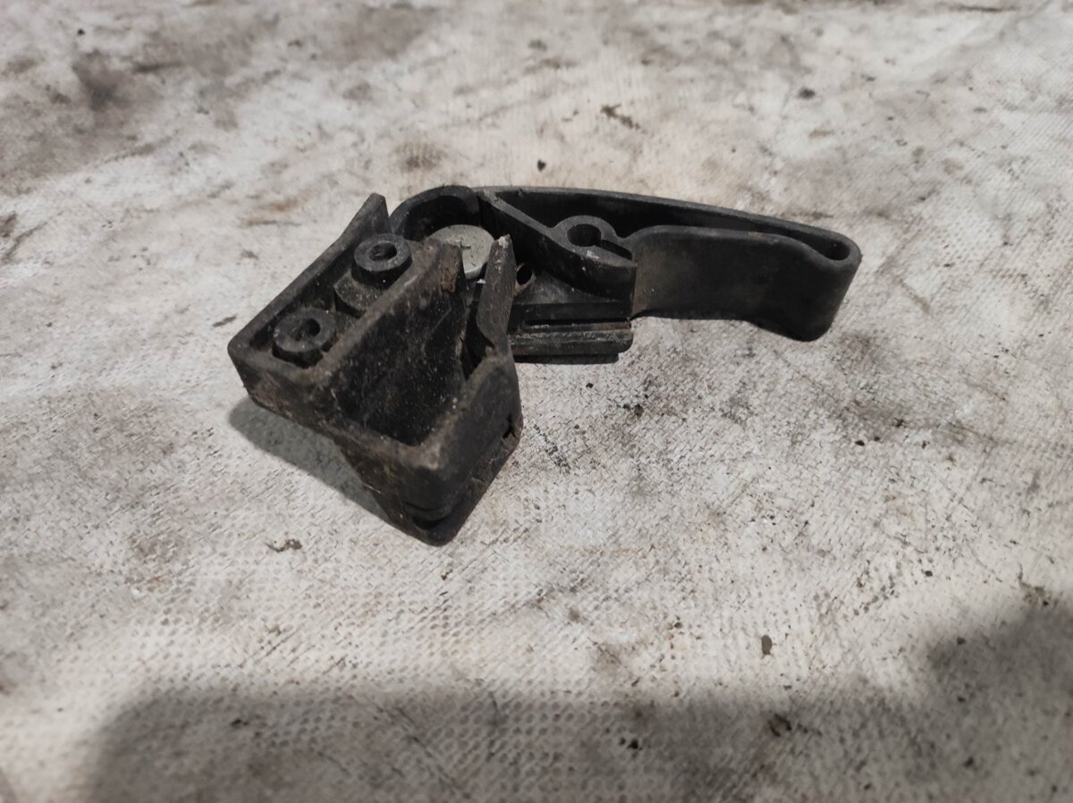 Ручка відкривання капоту Volkswagen Golf III (1991-1999) 1H1823533