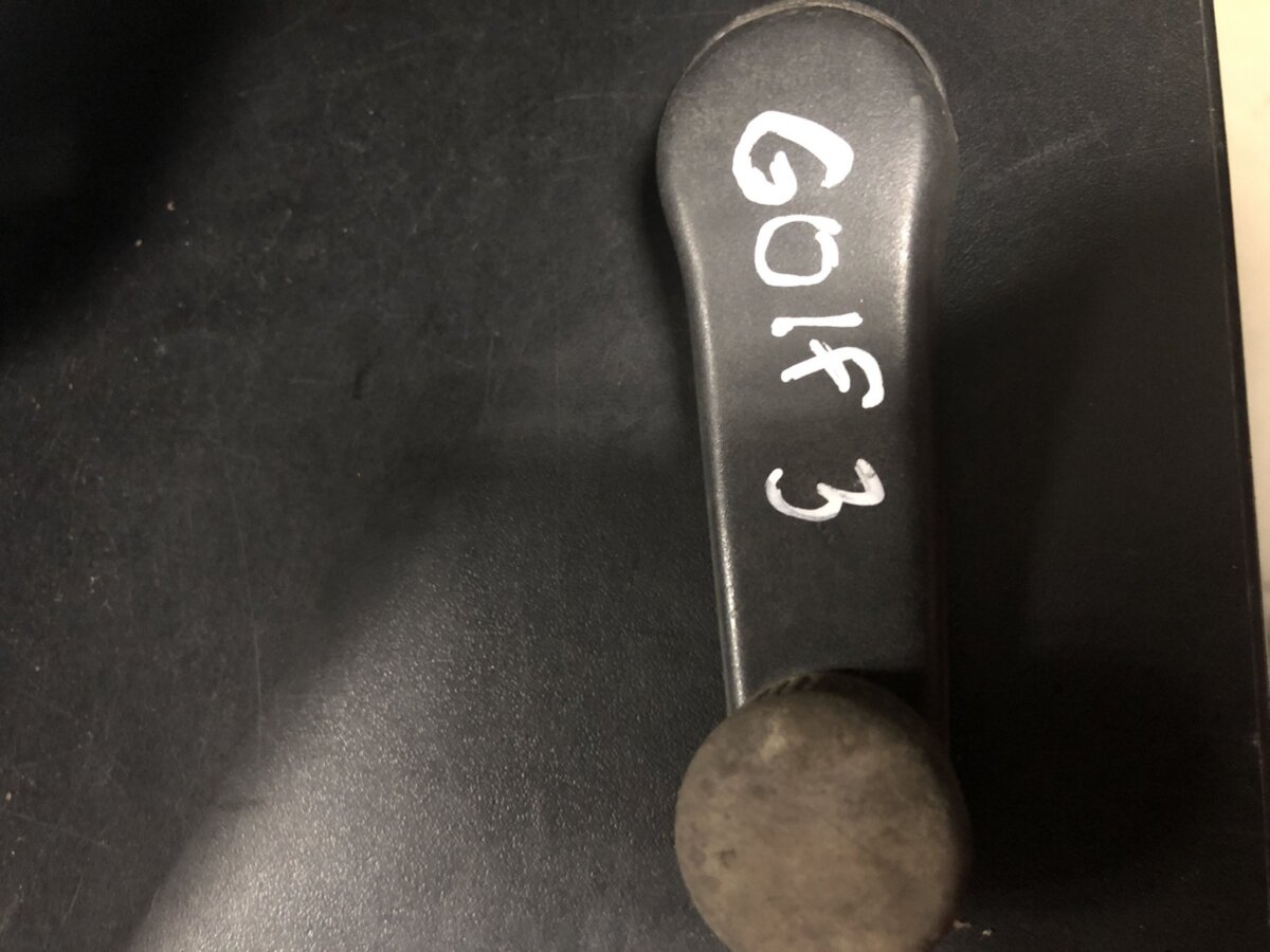 весла передні; ручка підйому скла двері, переднього; ручка склопідіймача переднього; ручка підйому скла дверей, переднього Volkswagen Golf III (1991-1999) 1H0837581