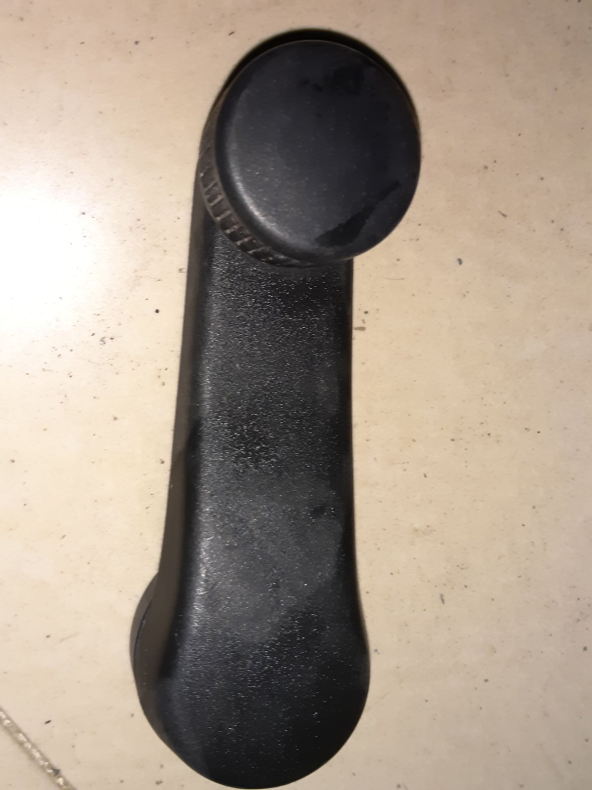 весла передні; ручка підйому скла двері, переднього; ручка склопідіймача переднього; ручка підйому скла дверей, переднього Volkswagen Golf III (1991-1999) 1H0837581D