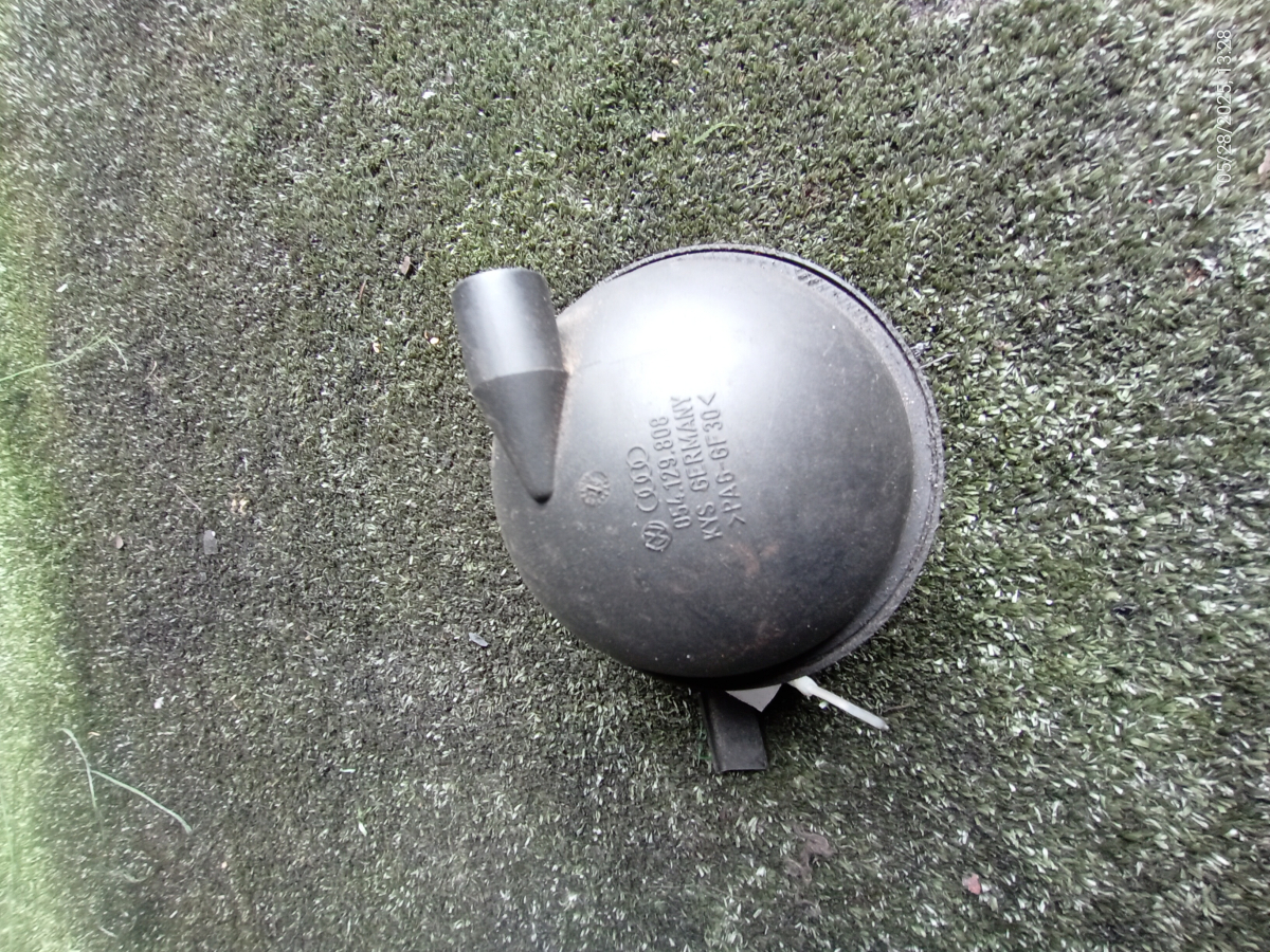 Бачок вакуумной системы двигателя Volkswagen Golf IV (1997-2006) 054129808