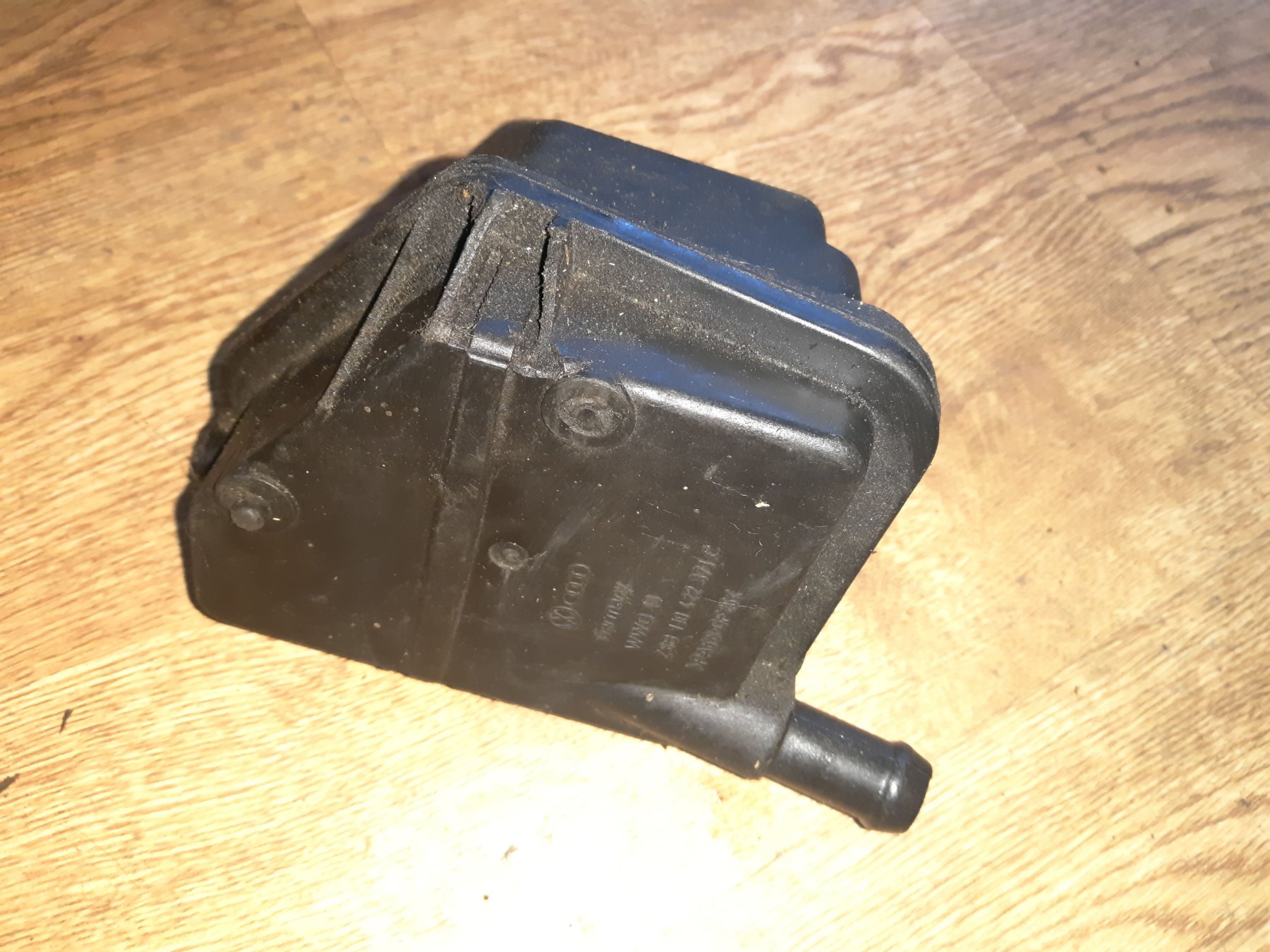 бак масляний; бачки запасні (для масла; Бачок і трубопроводи; Бачок насоса гпр; Гачок ГПР; Бачок насосу гідропідсилювача керма) Volkswagen Golf IV (1997-2006) 1J0422371C