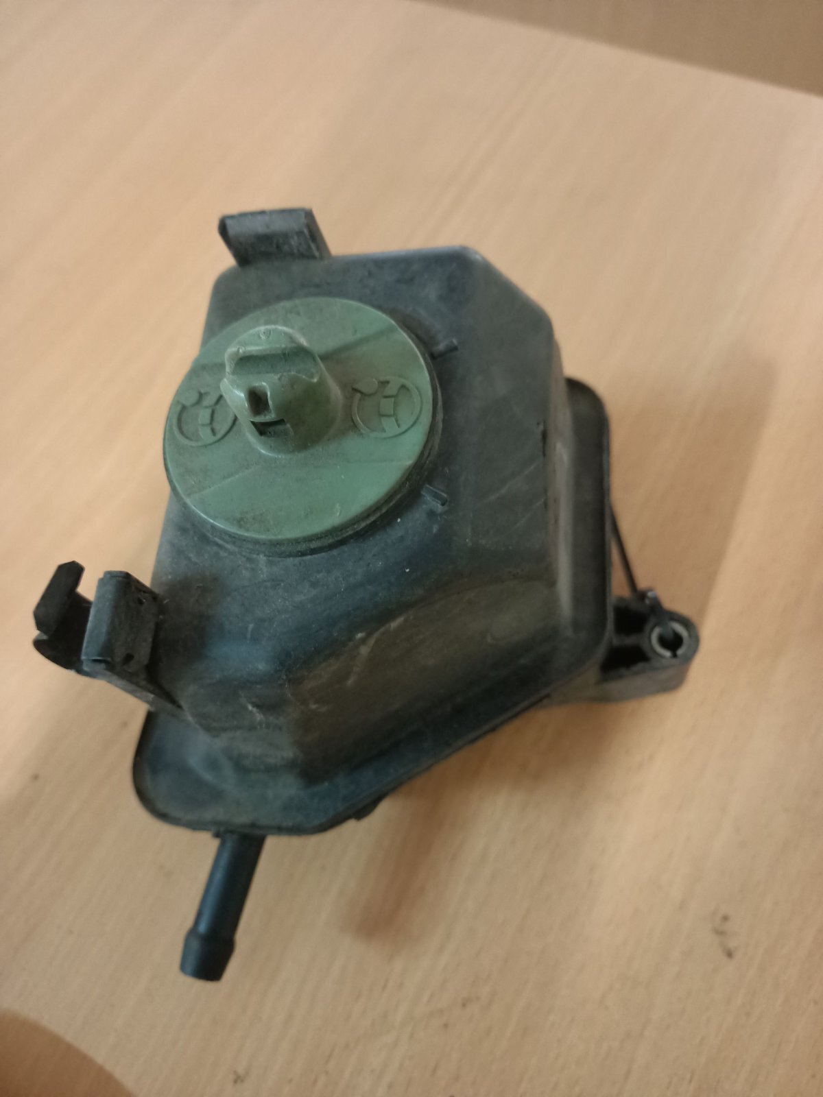 бак масляний; бачки запасні (для масла; Бачок і трубопроводи; Бачок насоса гпр; Гачок ГПР; Бачок насосу гідропідсилювача керма) Volkswagen Golf IV (1997-2006) 1J0422371C