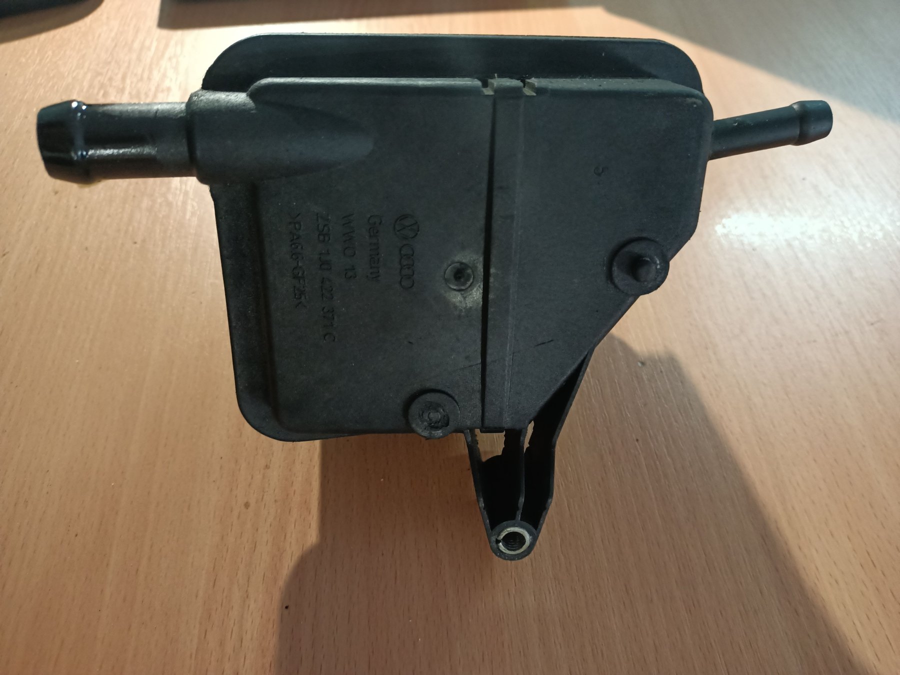 бак масляний; бачки запасні (для масла; Бачок і трубопроводи; Бачок насоса гпр; Гачок ГПР; Бачок насосу гідропідсилювача керма) Volkswagen Golf IV (1997-2006) 1J0422371C