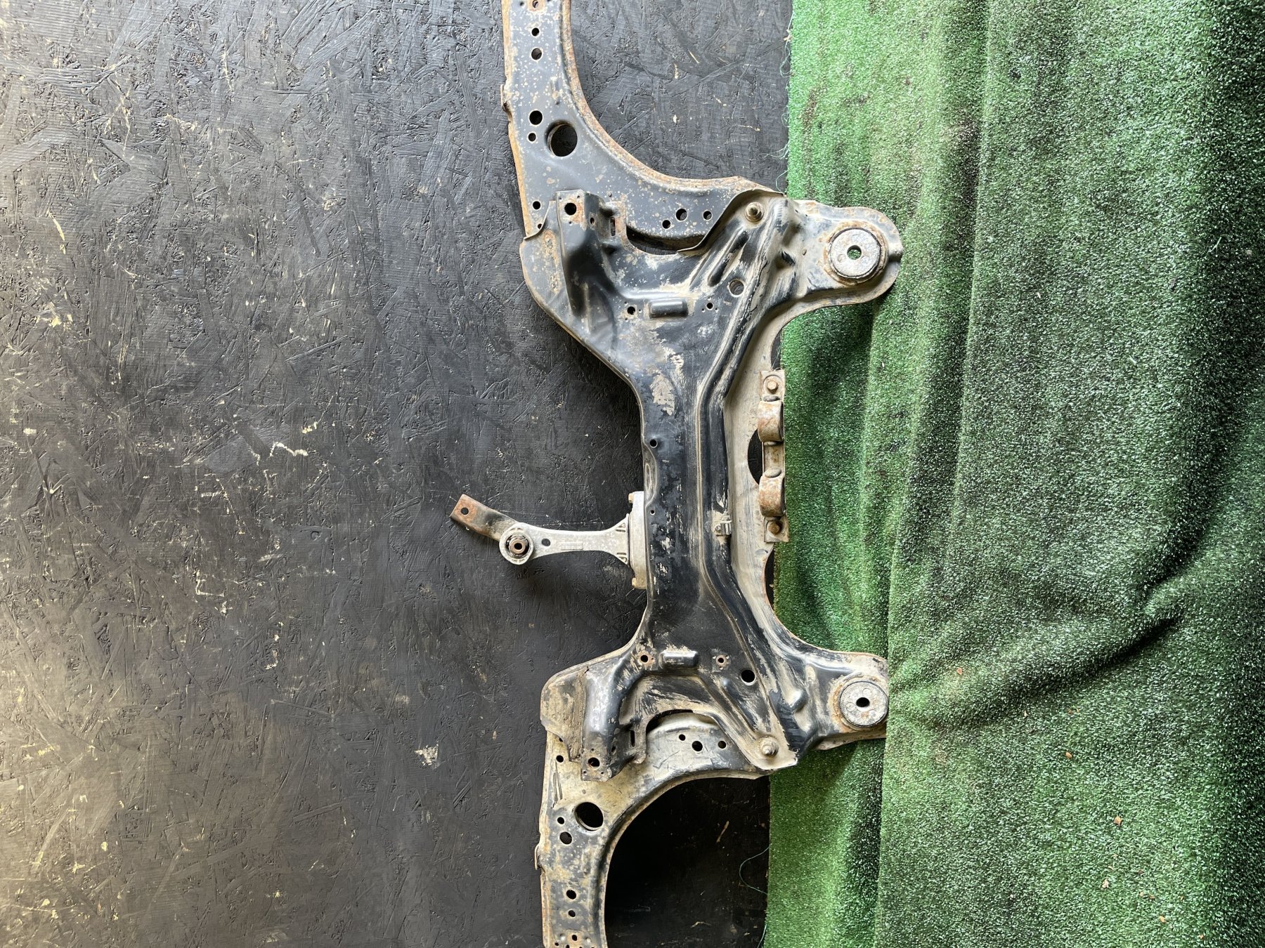 Балка передньої підвіски (підрамник) дефект салінблоків Volkswagen Golf IV (1997-2006) 1J0199313M