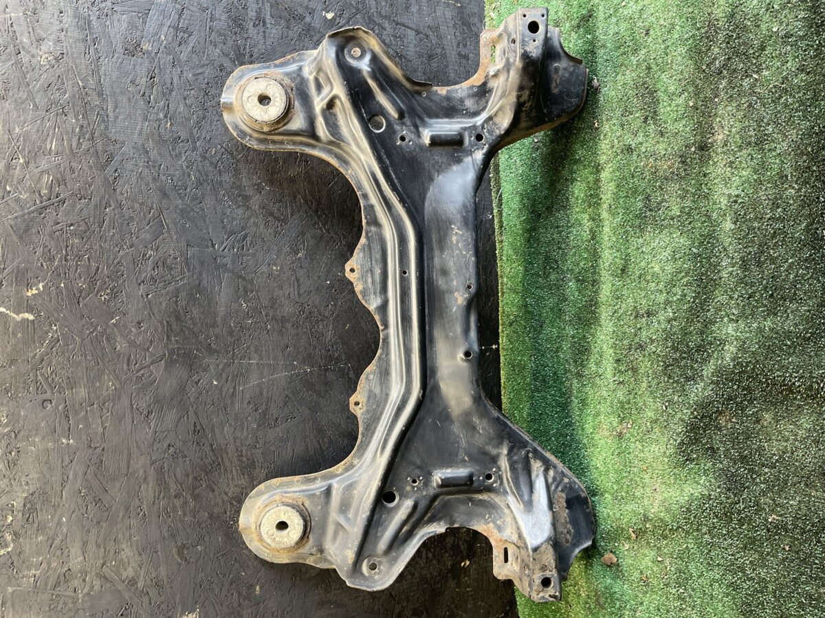 Балка передньої підвіски (підрамник) Volkswagen Golf IV (1997-2006) 1J0199313J