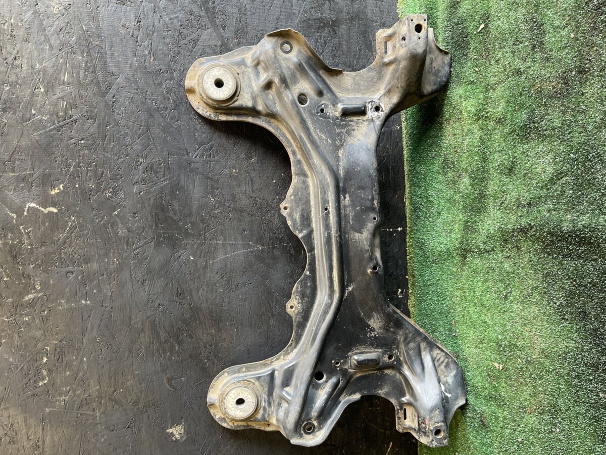 Балка передньої підвіски (підрамник) Volkswagen Golf IV (1997-2006) 1J0199313M