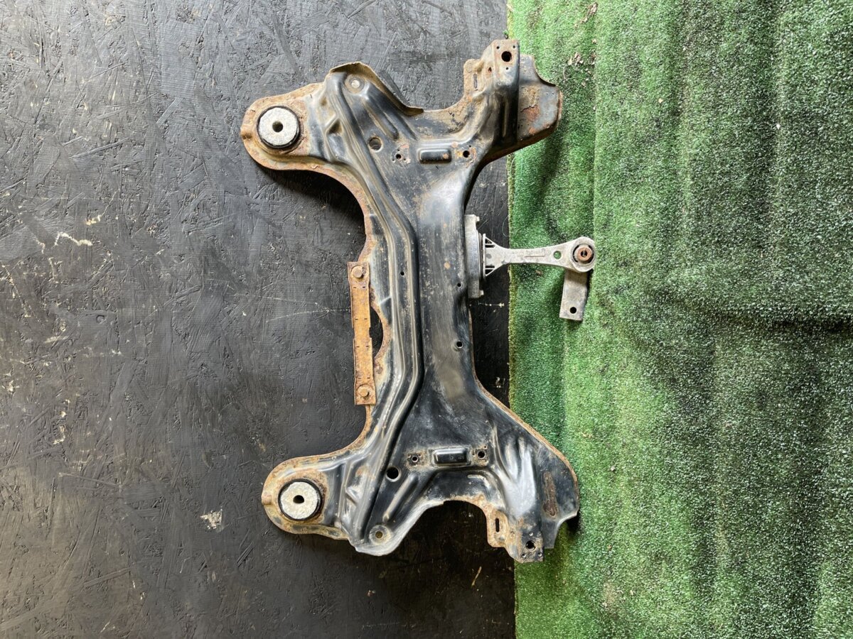 Балка передньої підвіски (підрамник) Volkswagen Golf IV (1997-2006) 1J0199313M