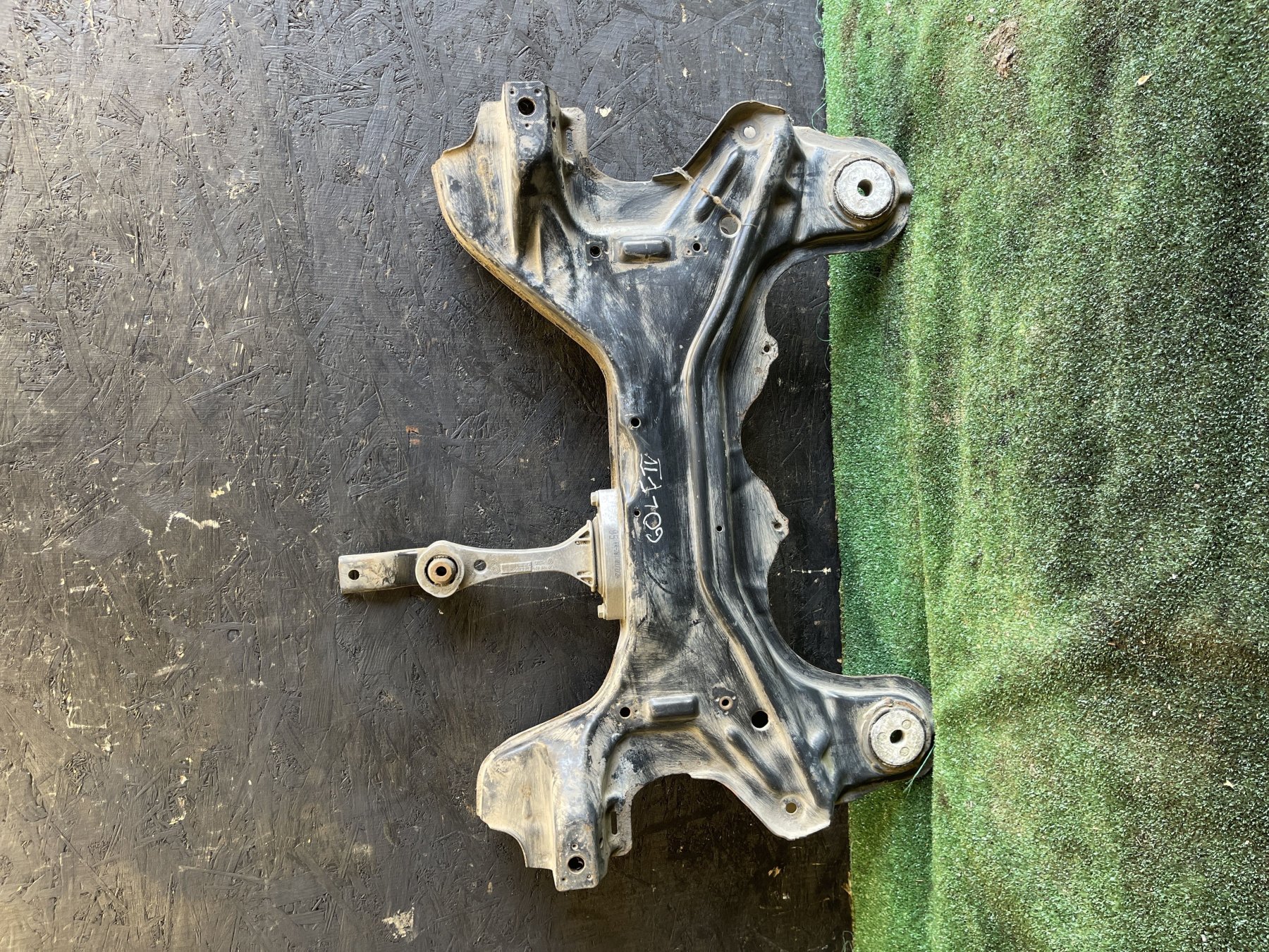 Балка передньої підвіски (підрамник) Volkswagen Golf IV (1997-2006) 1J0199313M