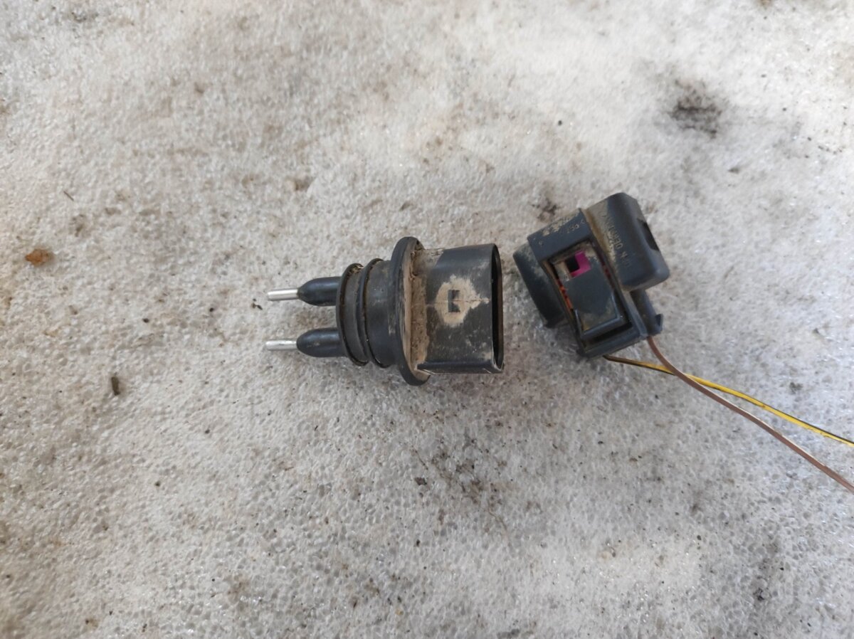 датчик рівня бачка склоомивача Volkswagen Golf IV (1997-2006) 7M0919376