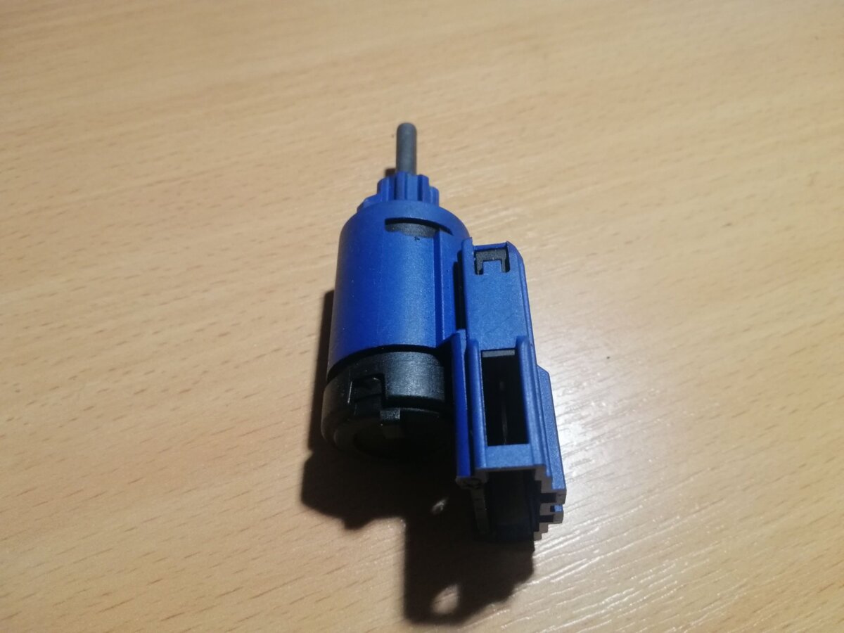 датчик включення зчеплення Volkswagen Golf IV (1997-2006) 1J0927189E