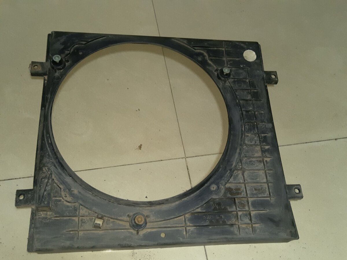 Дифузор радіатора охолодження Volkswagen Golf IV (1997-2006) 1J0121207