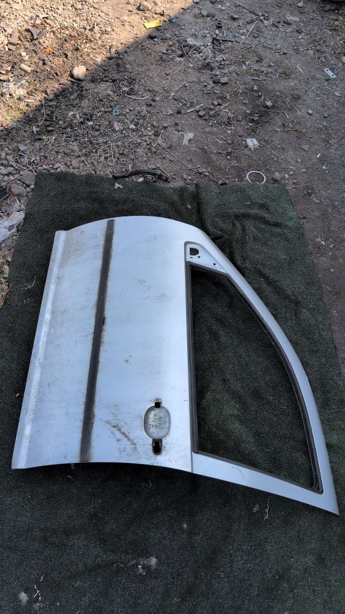 Двері передні ліві Volkswagen Golf IV (1997-2006) 1J4831055H