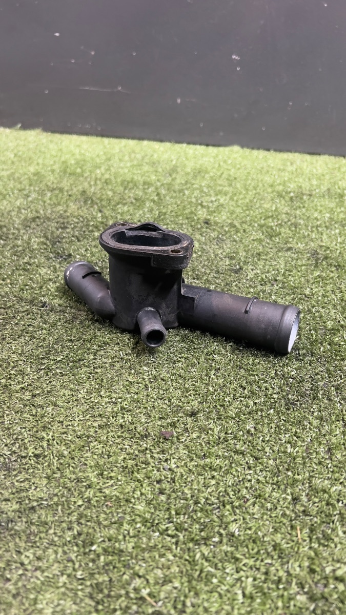 Фланець системи охолодження (трійник) Volkswagen Golf IV (1997-2006) 06A121133D