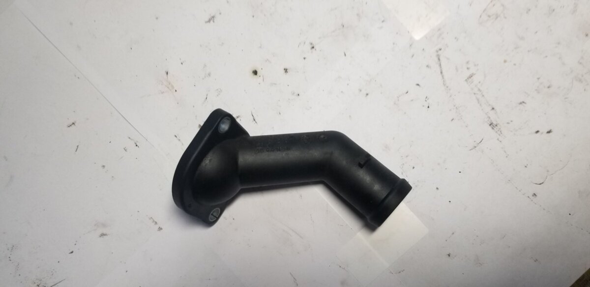 Фланець  системи охолодження Volkswagen Golf IV (1997-2006) 038121121D