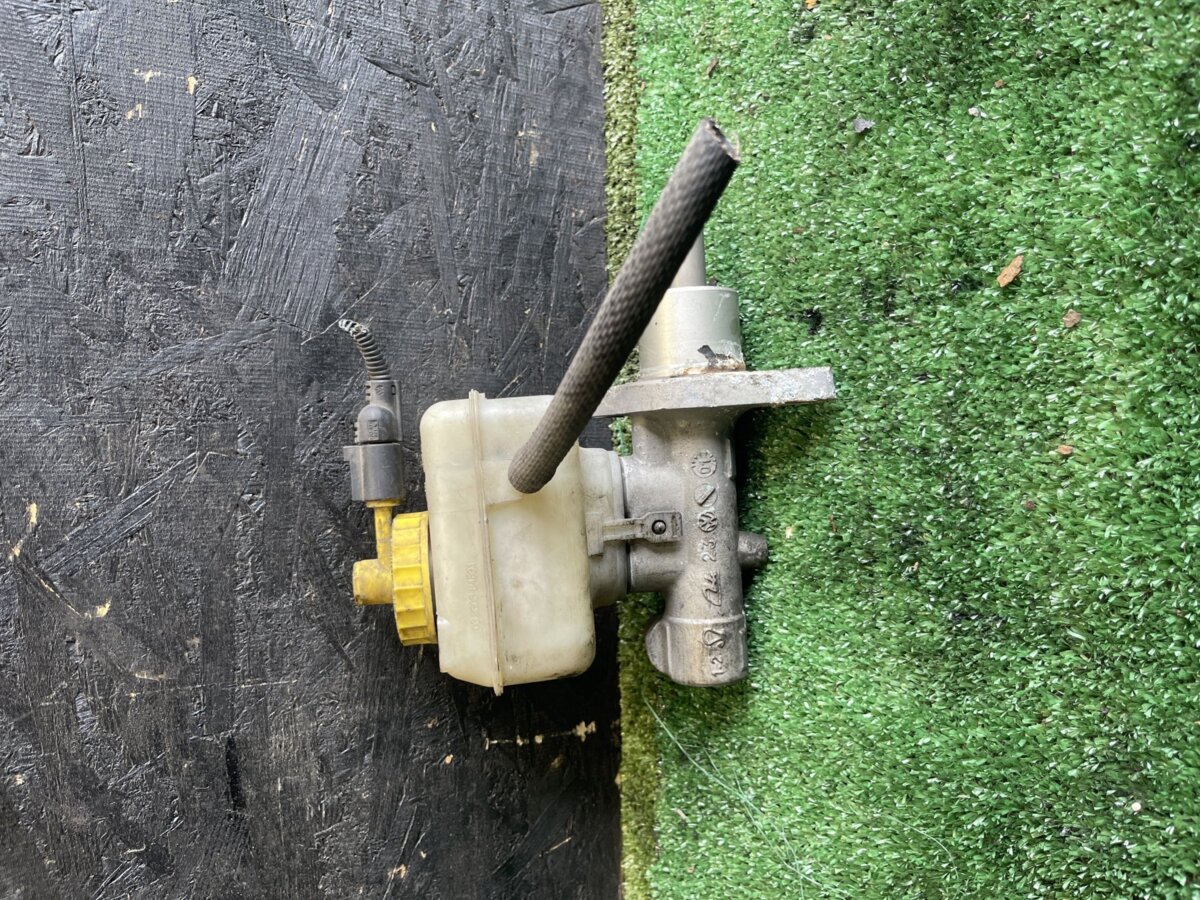 Головний гальмівний целіндр Volkswagen Golf IV (1997-2006) 21027099