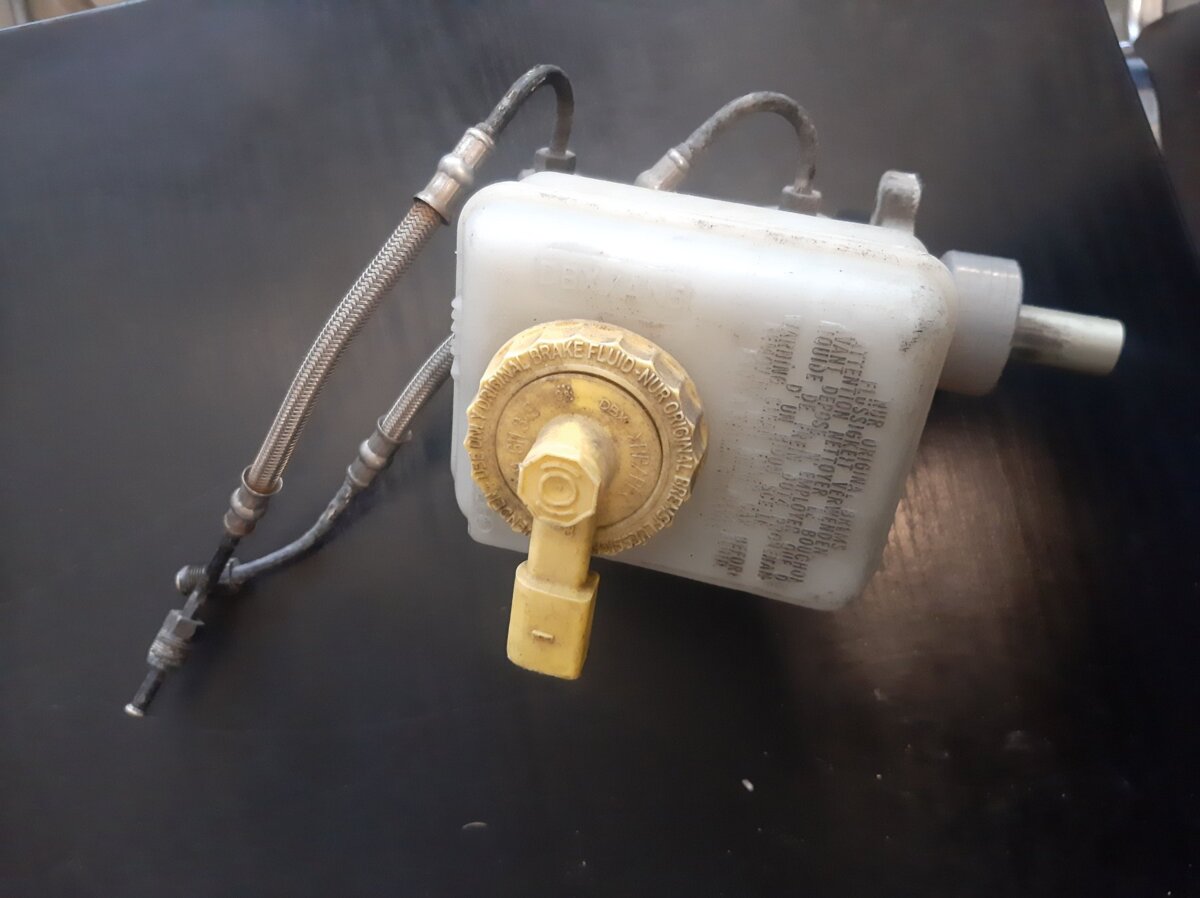 Головний гальмівний циліндр Volkswagen Golf IV (1997-2006) 21027099