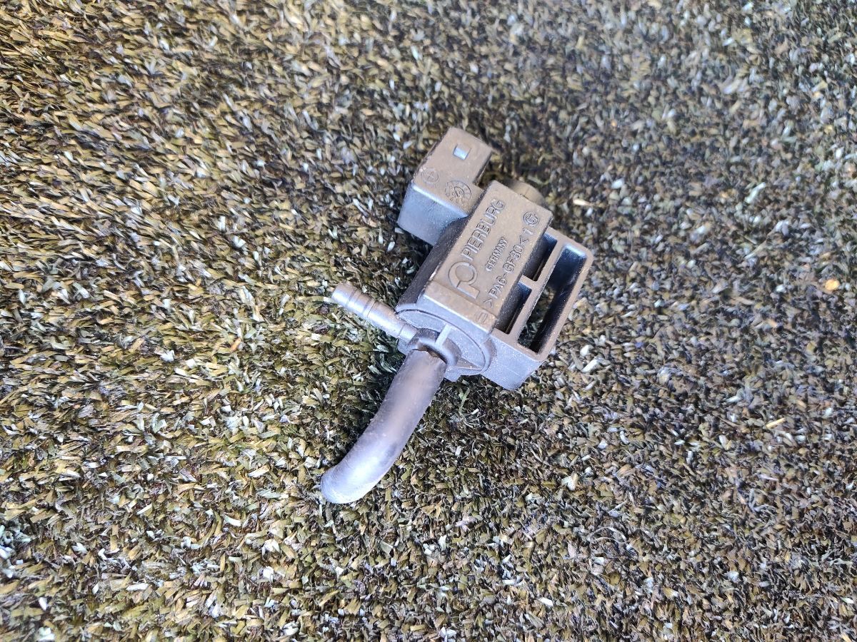 клапан регулятора заслінок впускного колектора Volkswagen Golf IV (1997-2006) 037906283A