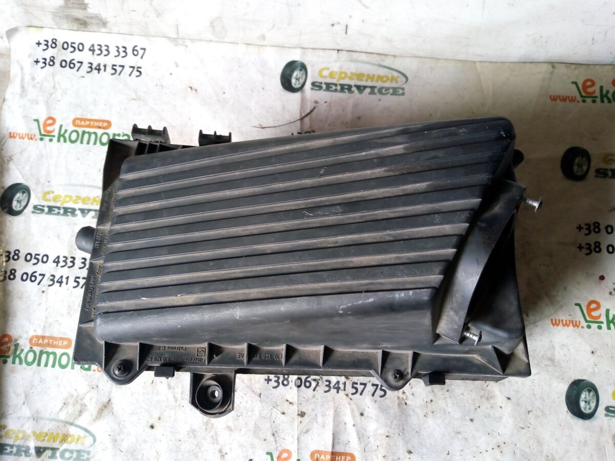 коробка фільтра; корпус повітряного фільтра Volkswagen Golf IV (1997-2006) 1J0129607AE