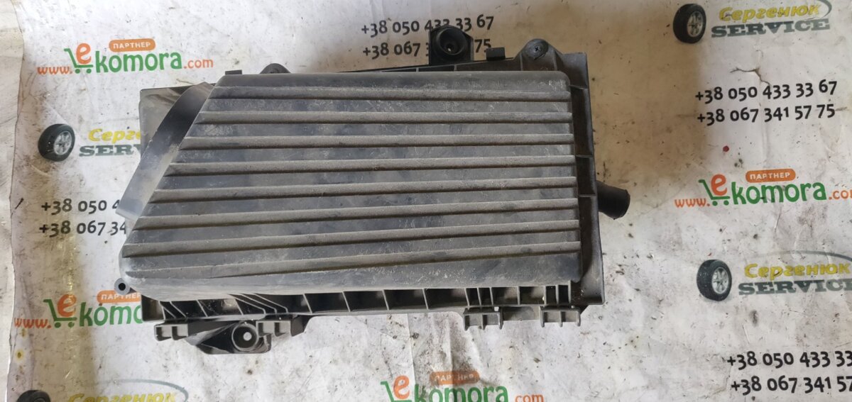 коробка фільтра; корпус повітряного фільтра Volkswagen Golf IV (1997-2006) 1J0129607AE