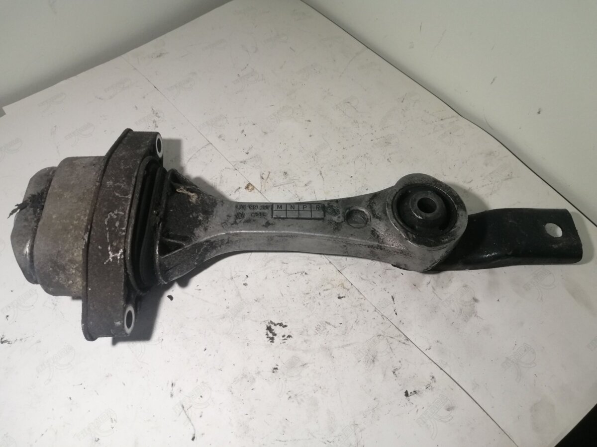 Кріплення двигуна задні leon audi w Volkswagen Golf IV (1997-2006) 1J0199851