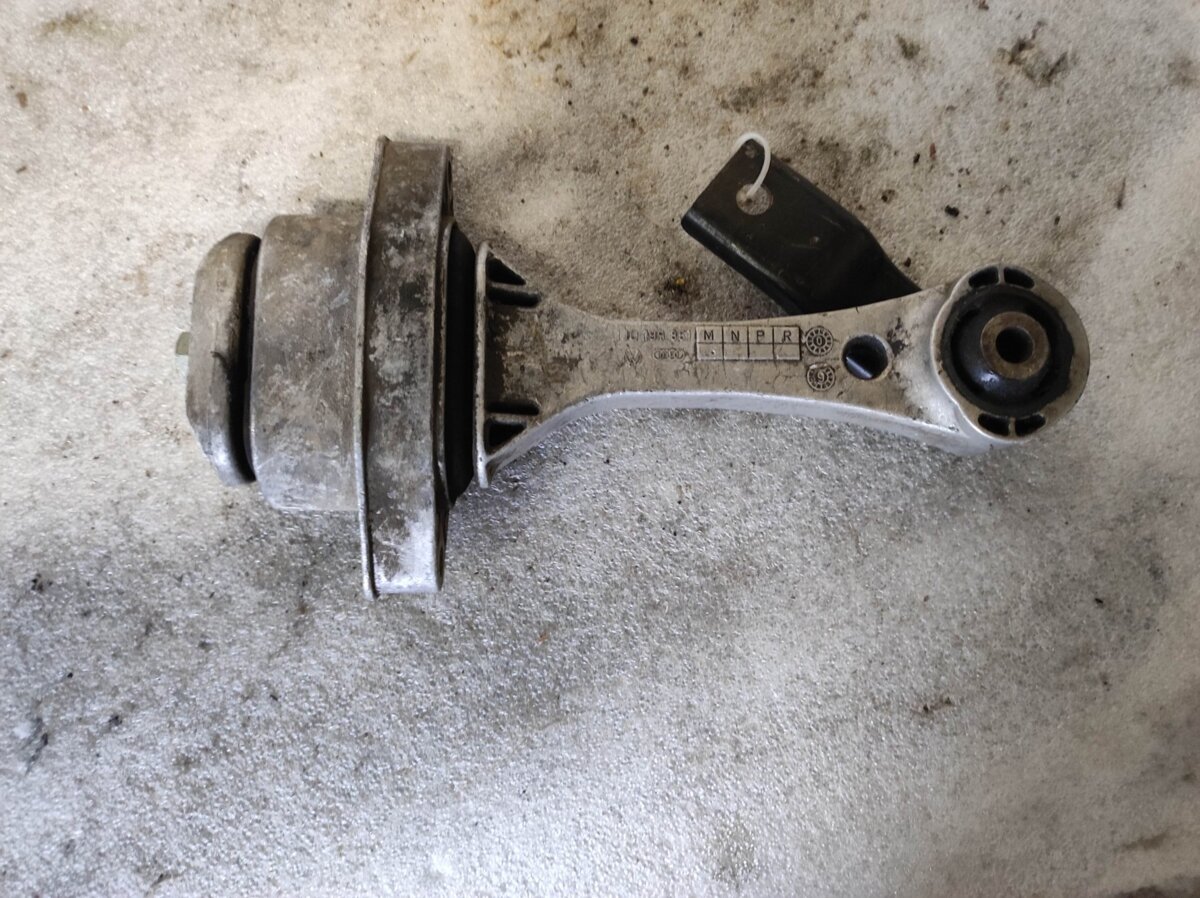 Кріплення двигуна задні leon audi w Volkswagen Golf IV (1997-2006) 1J0199851