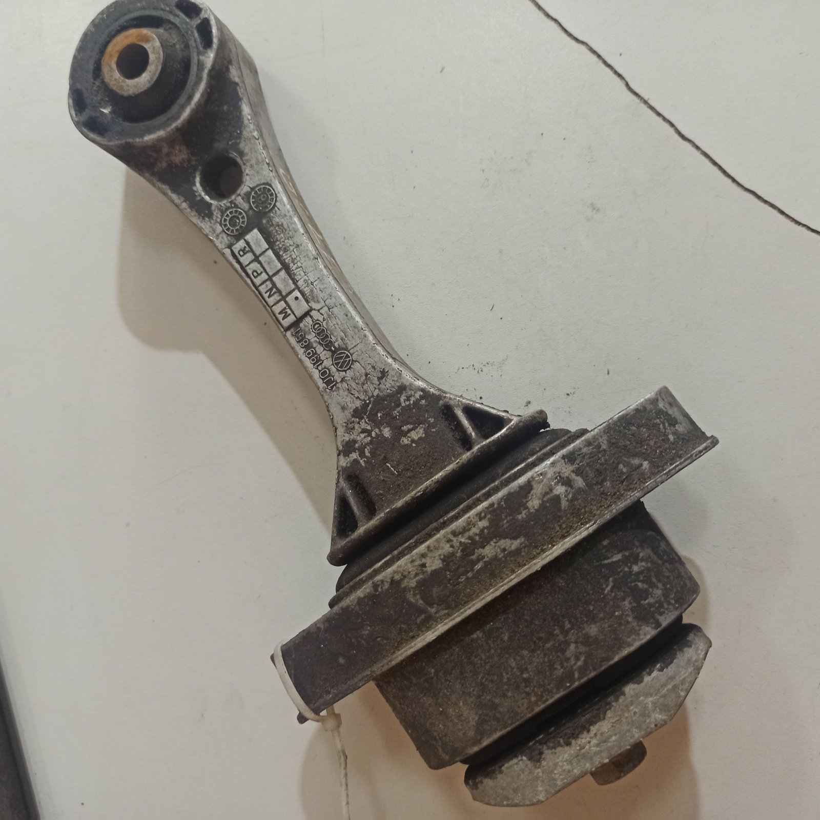 Кріплення двигуна задні leon audi w Volkswagen Golf IV (1997-2006) 1J0199851