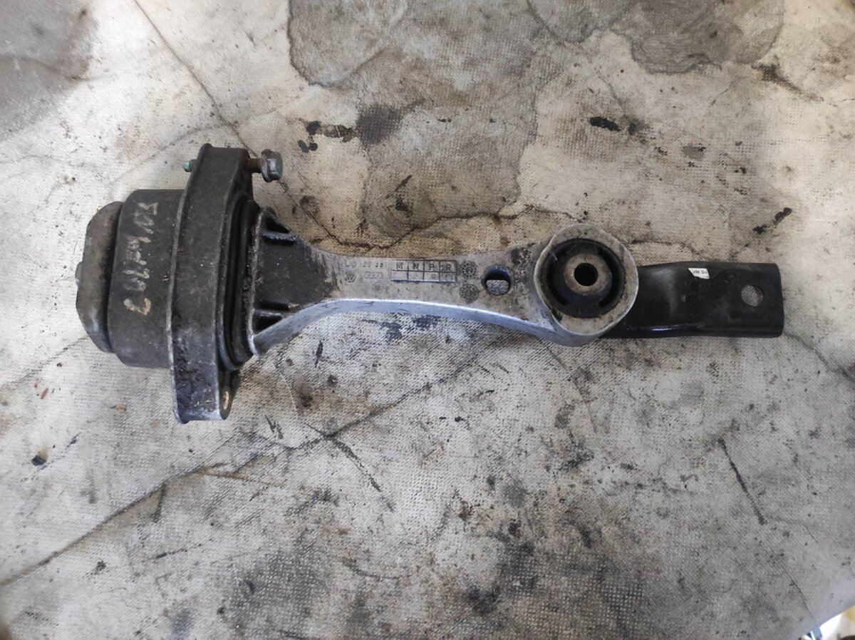 Кріплення двигуна задні leon audi w Volkswagen Golf IV (1997-2006) 1J0199851