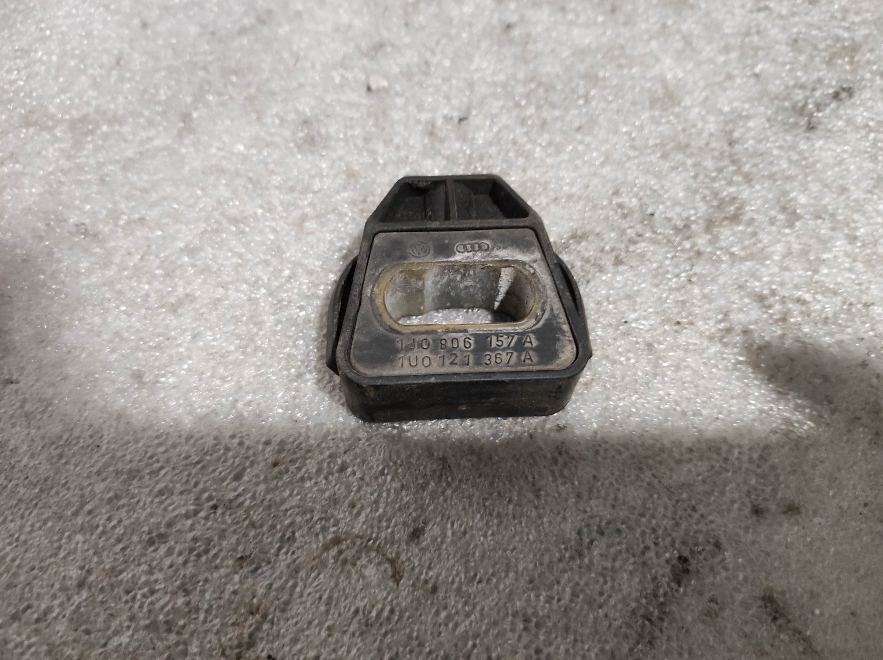Кронштейн (подушка крепления) радиатора нижний Volkswagen Golf IV (1997-2006) 1J0806157A