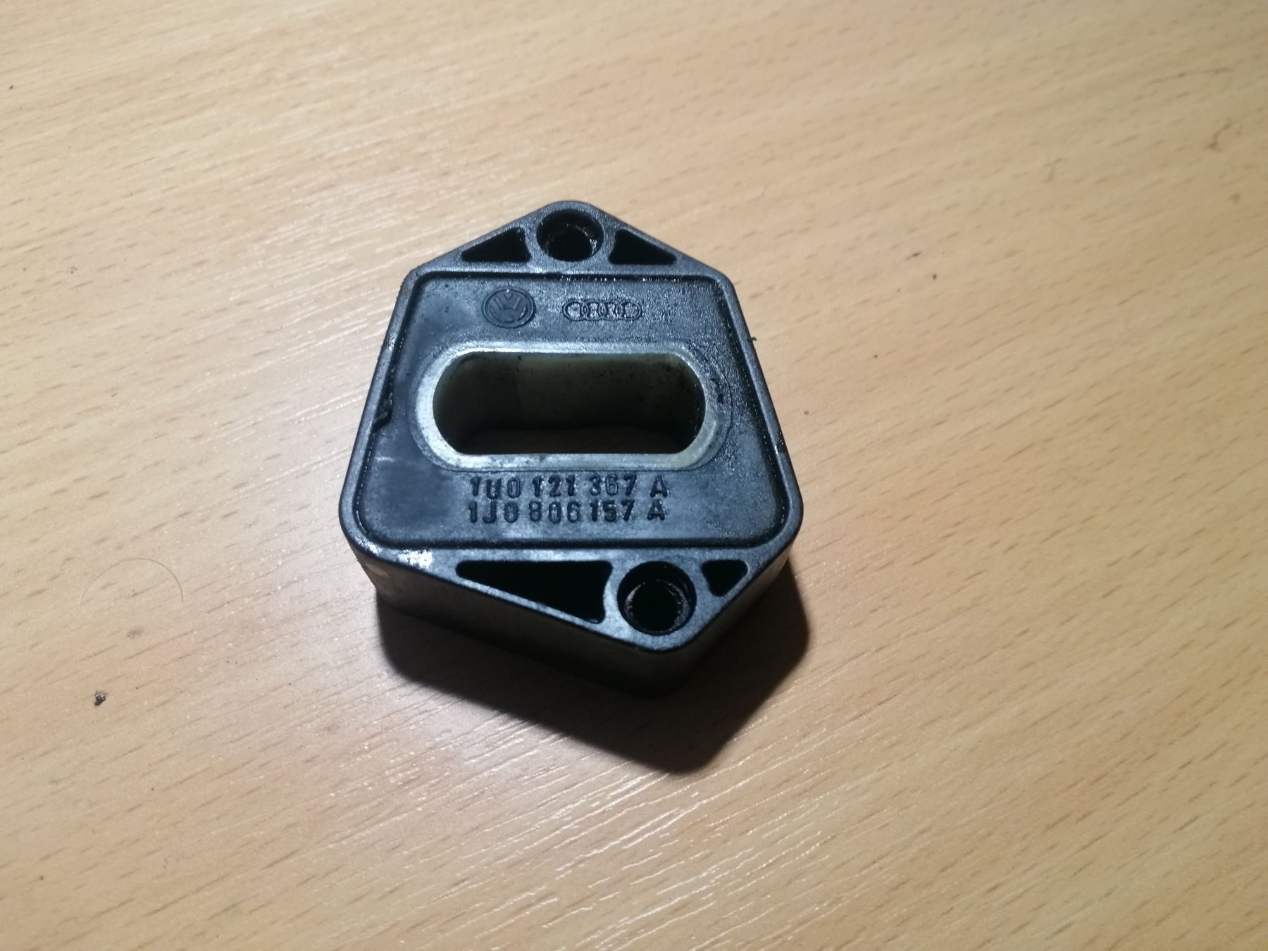 Кронштейн (подушка крепления) радиатора нижний Volkswagen Golf IV (1997-2006) 1J0806157A