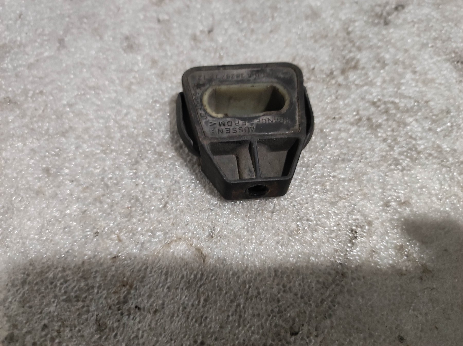 Кронштейн (подушка крепления) радиатора нижний Volkswagen Golf IV (1997-2006) 1J0806157A