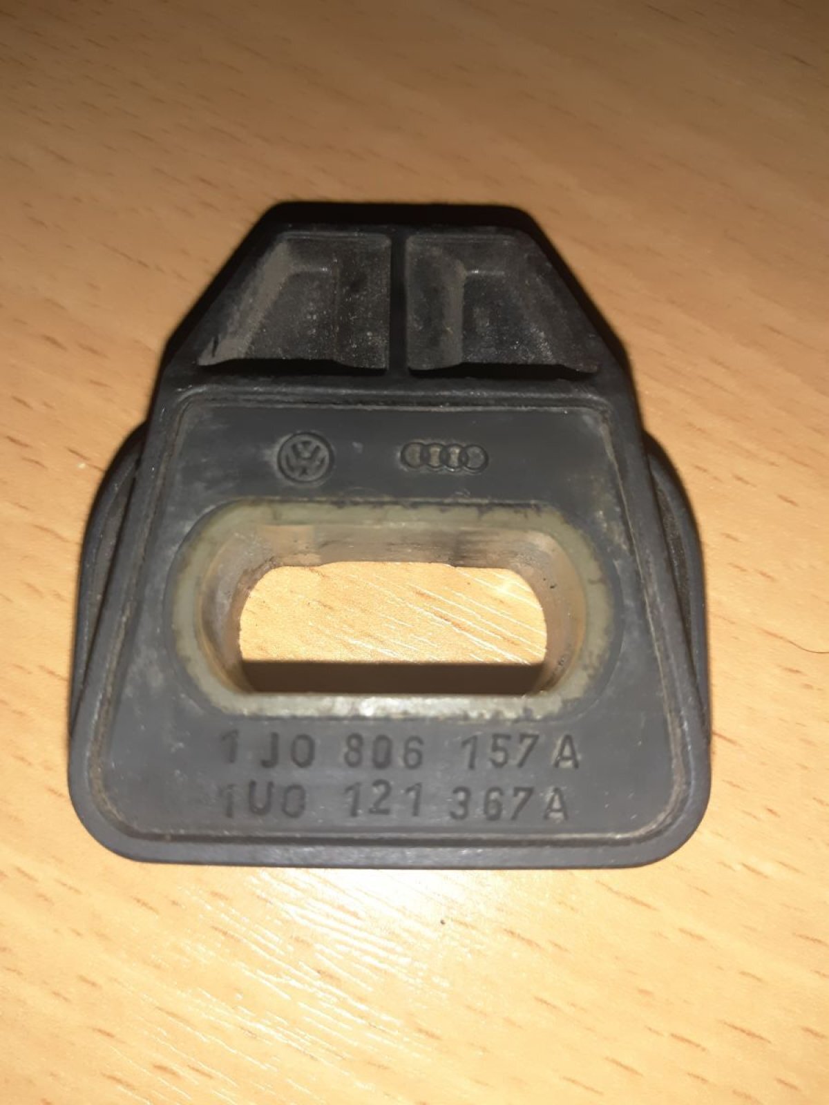 Кронштейн (подушка крепления) радиатора нижний Volkswagen Golf IV (1997-2006) 1J0806157A