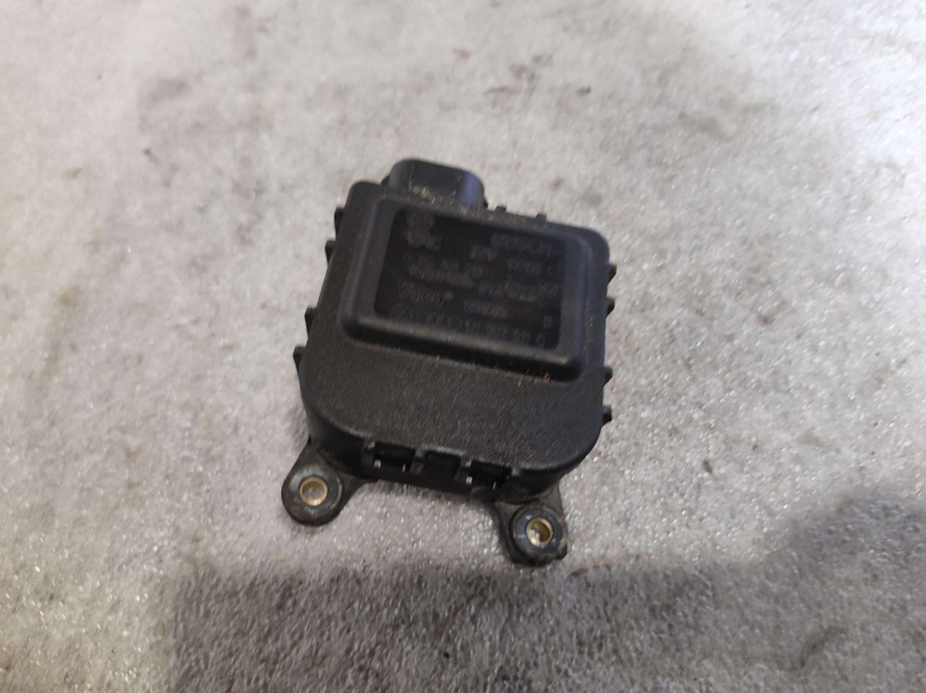 мотор заслінки печі; привід системи автоматичного управління обігрівачем; двигун заслінки печі Volkswagen Golf IV (1997-2006) 1J1907511C