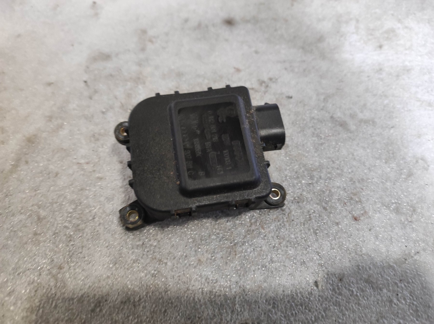 мотор заслінки печі; привід системи автоматичного управління обігрівачем; двигун заслінки печі Volkswagen Golf IV (1997-2006) 1J1907511C