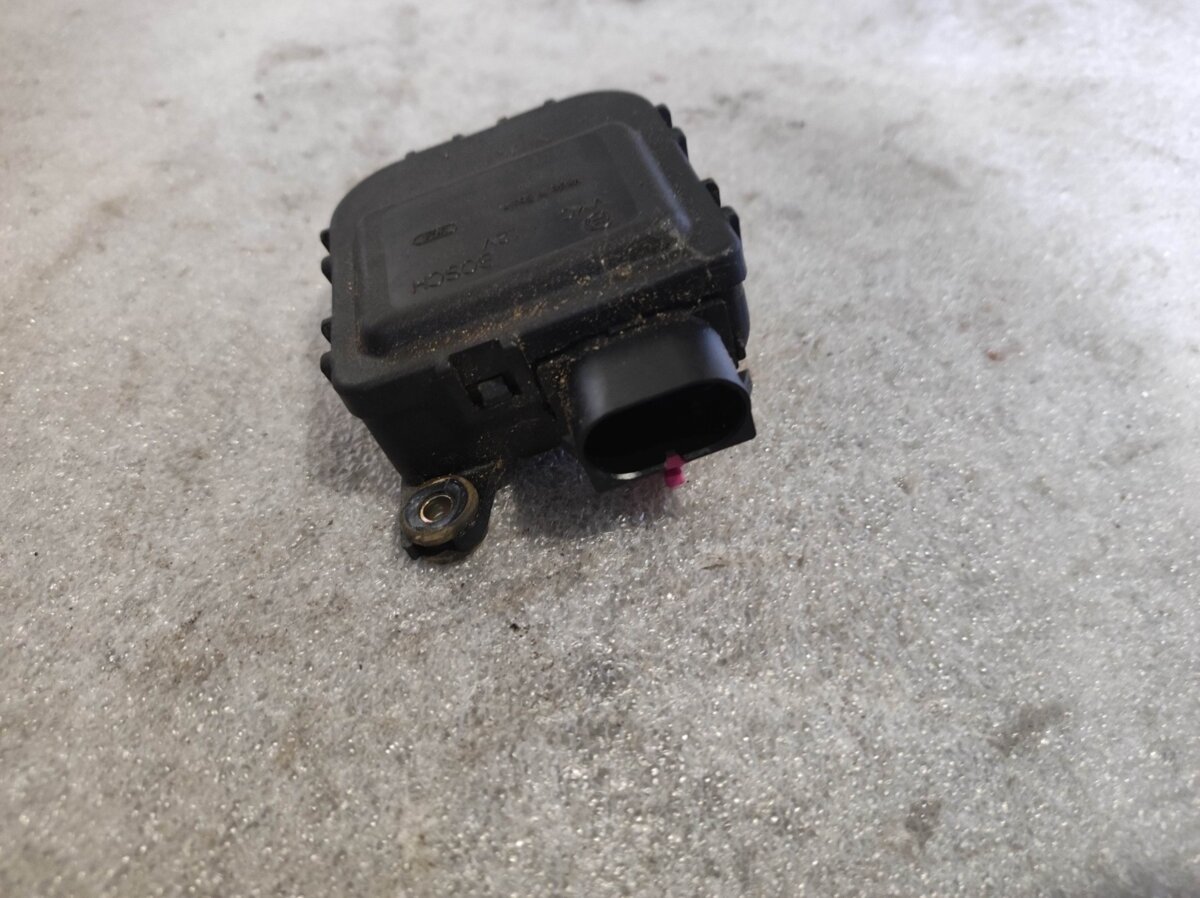 Моторчик заслонки пічки Volkswagen Golf IV (1997-2006) 1J1907511C