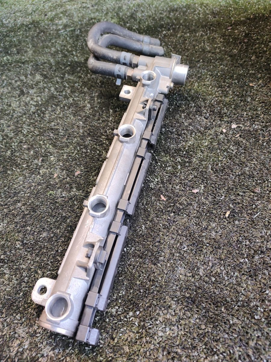 Паливна рейка 1.4 16v Volkswagen Golf IV (1997-2006) 036133319AA