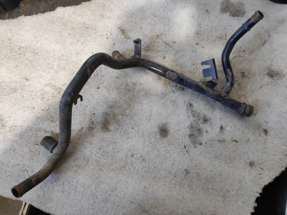 патрубок системи охолодження Volkswagen Golf IV (1997-2006) 06A121065D