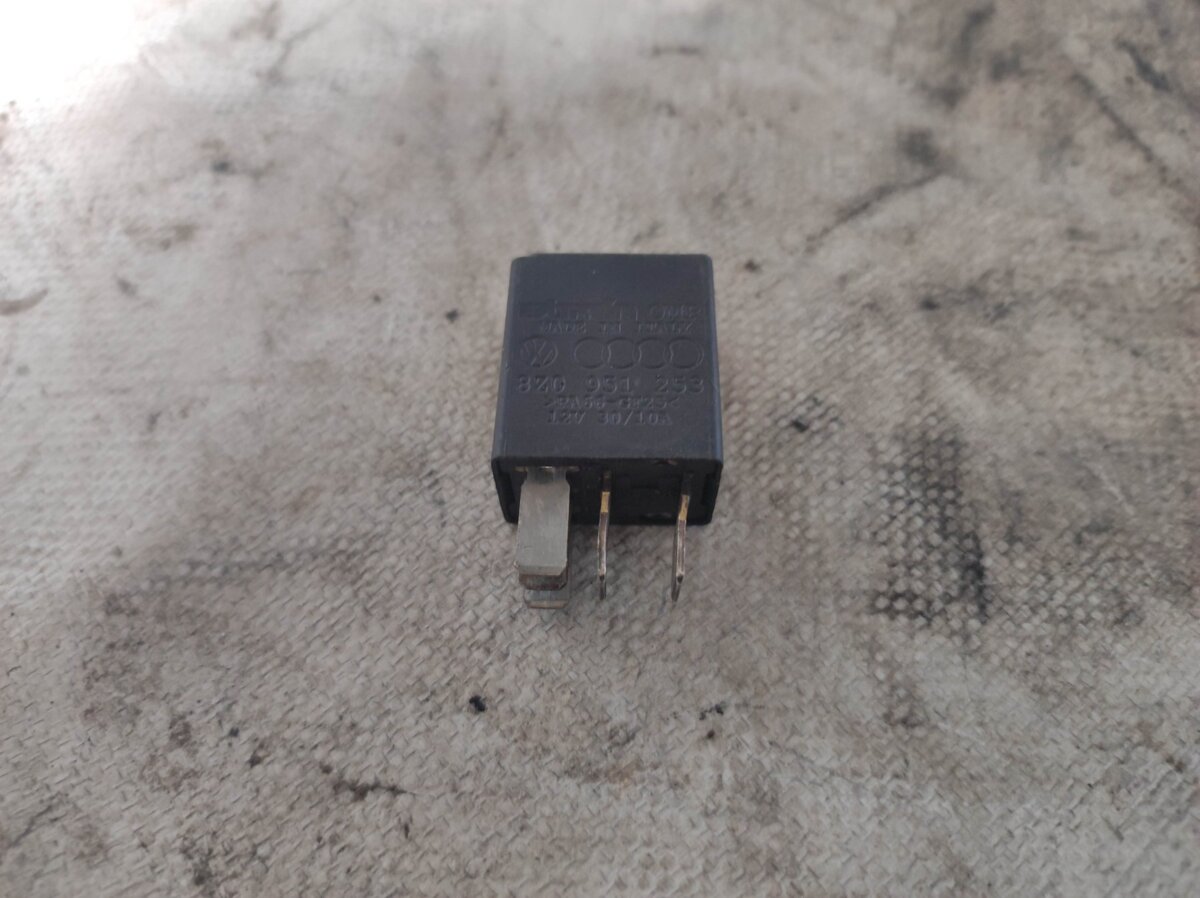 Реле багатофункціональне Volkswagen Golf IV (1997-2006) 8Z0951253