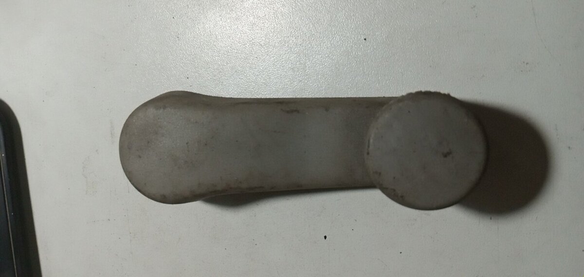 Ручка підйому скла дверей, перед Volkswagen Golf IV (1997-2006) 1H0837581D