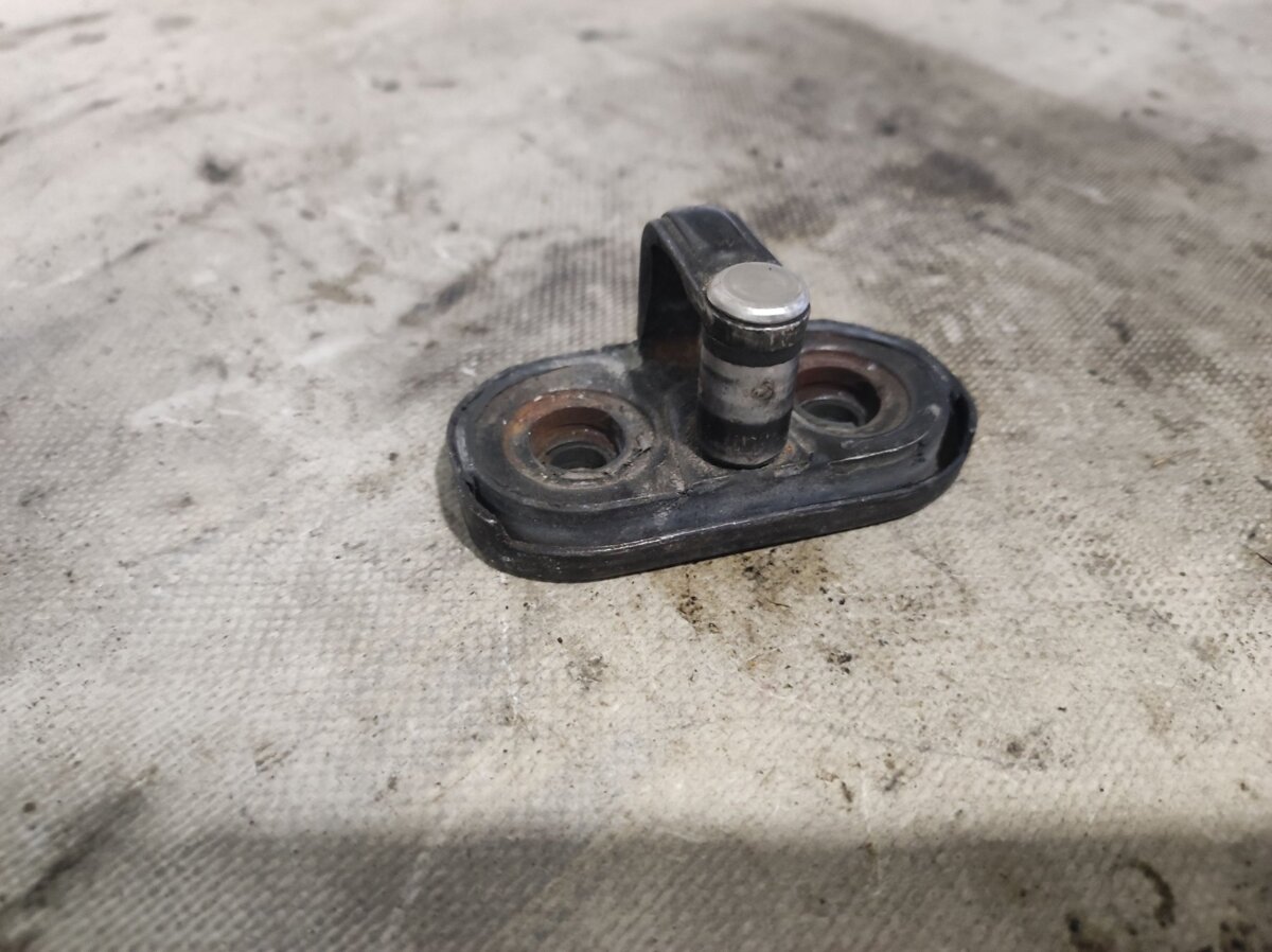 Стопор кришки багажника Volkswagen Golf IV (1997-2006) 1T0827517