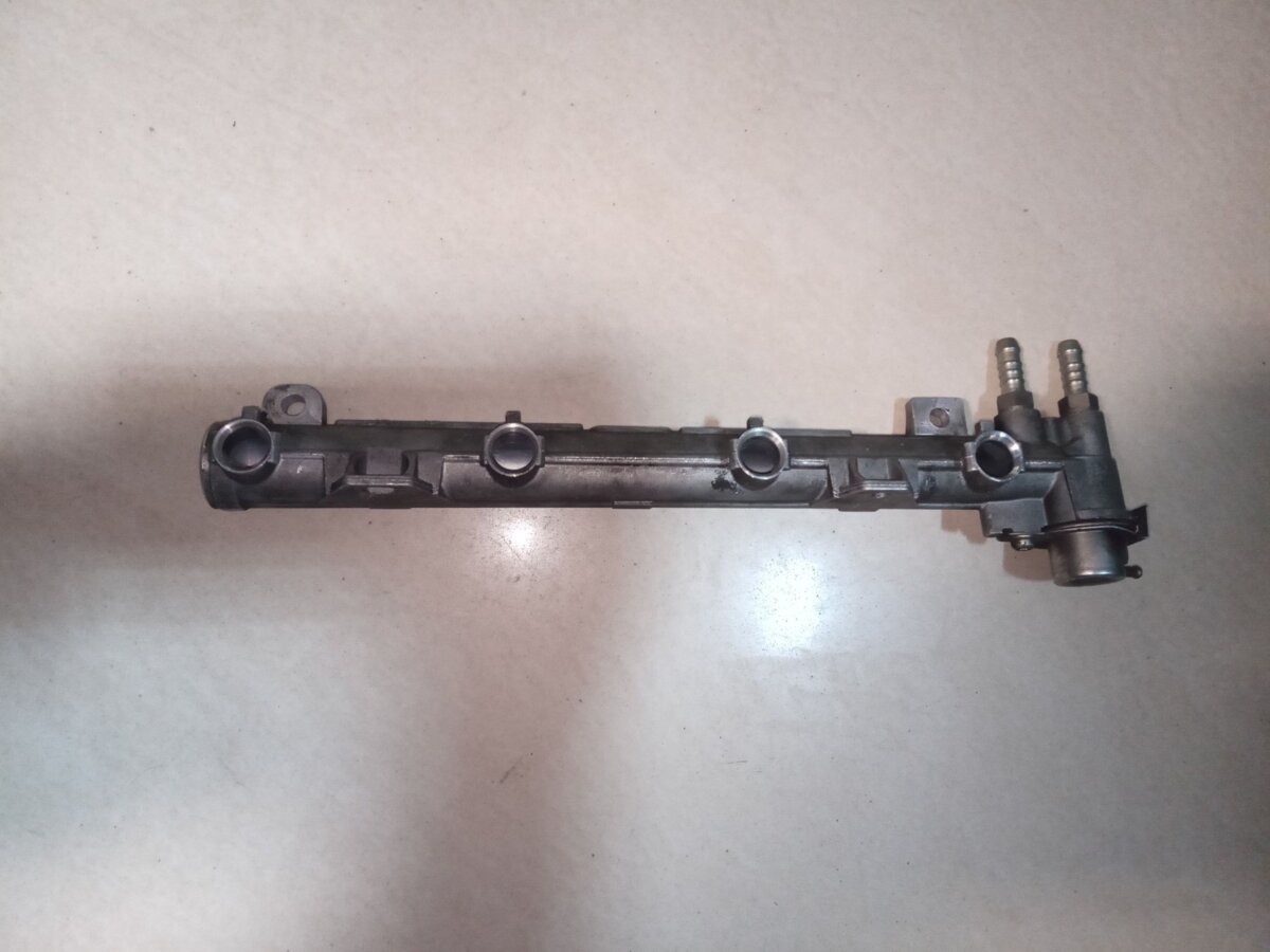 Топливная рампа 1.4 1.6 16v Volkswagen Golf IV (1997-2006) 036133319