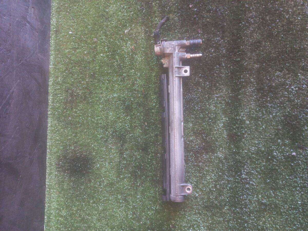 Топливная рампа 1.4 1.6 16v Volkswagen Golf IV (1997-2006) 036133319AA