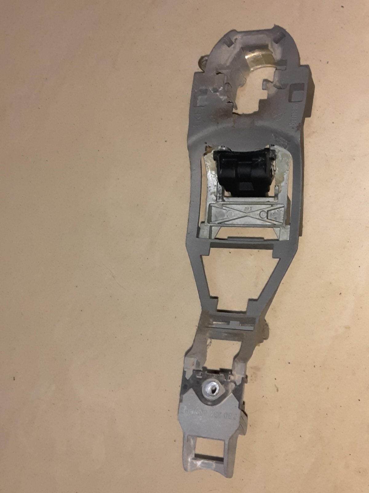 тримач зовнішньої ручки дверей, передніх лівих; тримач зовнішньої ручки дверей, передньої лівої Volkswagen Golf IV (1997-2006) 3B0837885