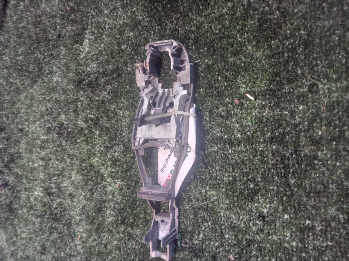 тримач зовнішньої ручки дверей, передніх лівих; тримач зовнішньої ручки дверей, передньої лівої Volkswagen Golf IV (1997-2006) 3B0837885