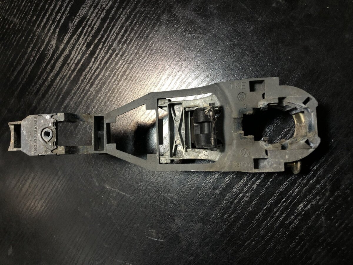 тримач зовнішньої ручки дверей, передніх лівих Volkswagen Golf IV (1997-2006) 3B0837885