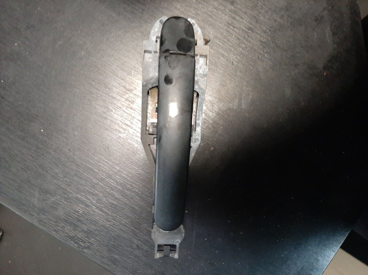 тримач зовнішньої ручки дверей, передніх лівих Volkswagen Golf IV (1997-2006) 3B0837885