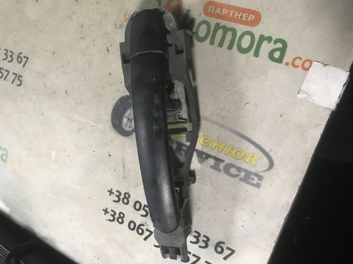 тримач зовнішньої ручки дверей, передньої правої Volkswagen Golf IV (1997-2006) 3B0837886