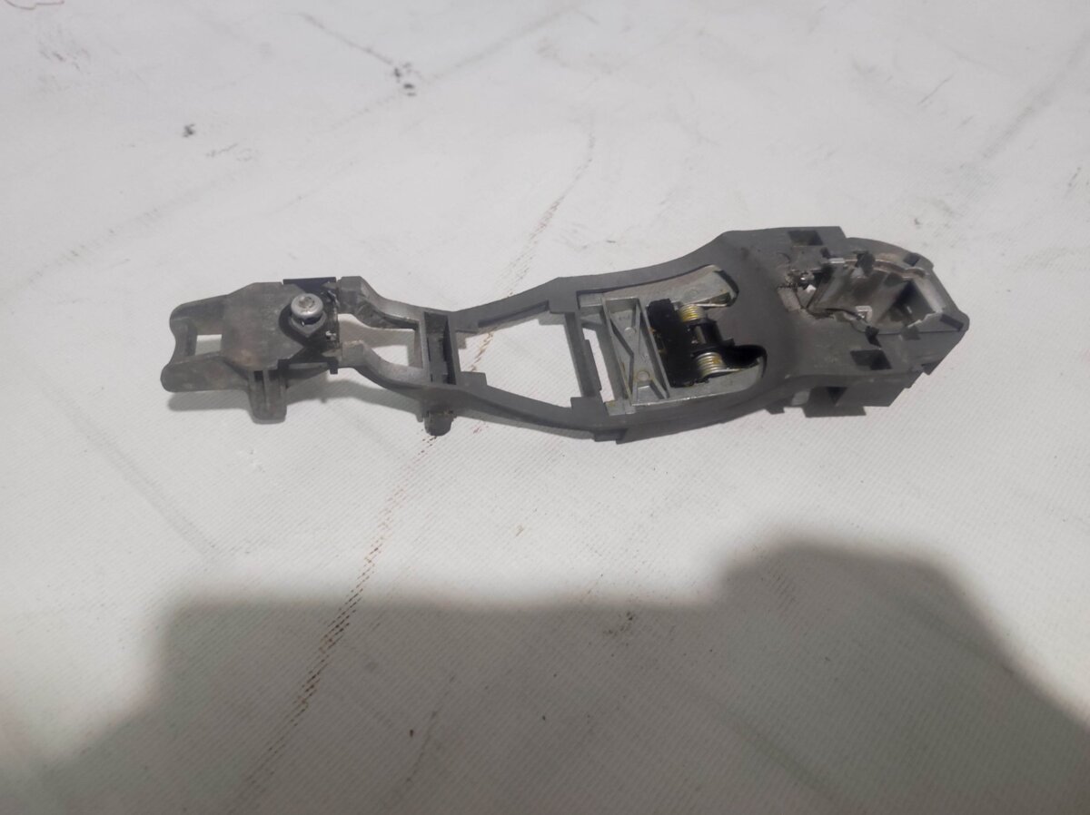 тримач зовнішньої ручки дверей, передньої правої Volkswagen Golf IV (1997-2006) 3B0837886